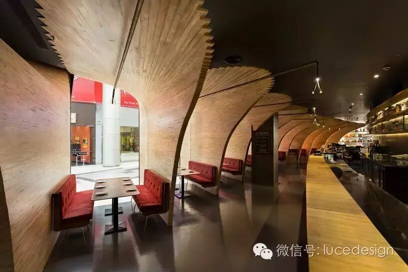 餐厅内的木质拱门，带感！