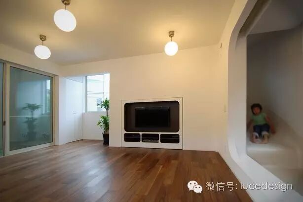 玩儿疯！一座由一个滑梯连接整个三层楼的住宅（乐园）！