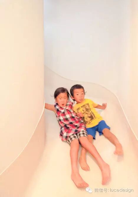 玩儿疯！一座由一个滑梯连接整个三层楼的住宅（乐园）！