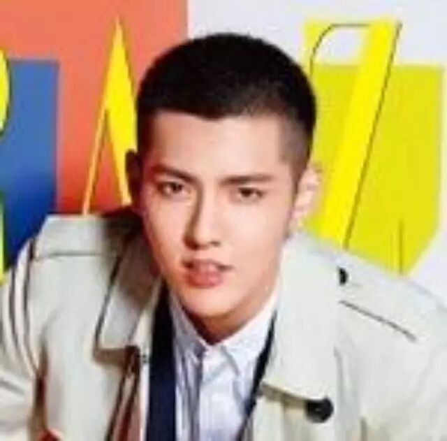 吴亦凡周迅李宇春携手 “一王两后”霸气出街
