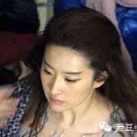 杨洋刘亦菲共骑道具马 女神纱衣露事业线