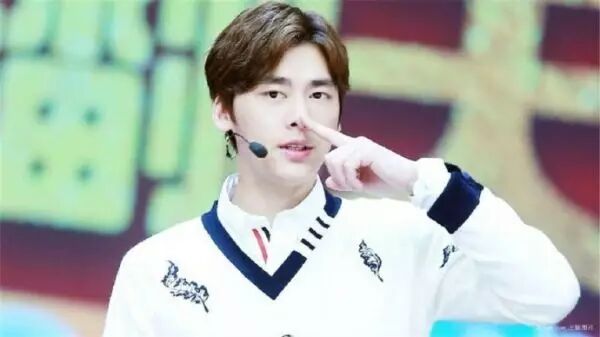 看点|李易峰又上头条啦,这次不是电视剧宣传,是出了交通...