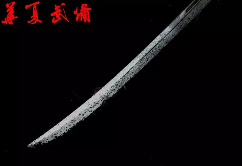 刀姿俊美,呈雁翎刀型,刀身弧度小由镡至刀尖三分之二处向上弯曲,与