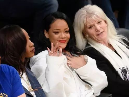 Rihanna今天去看了湖人队和勇士队的NBA比赛,你猜她是...