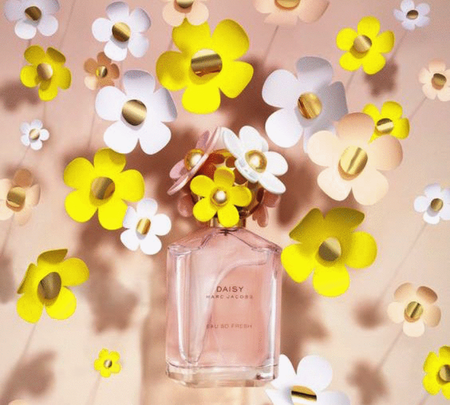 它最迷人的地方就是大胆创新的瓶身,三朵大小不一的白色小花错落有致