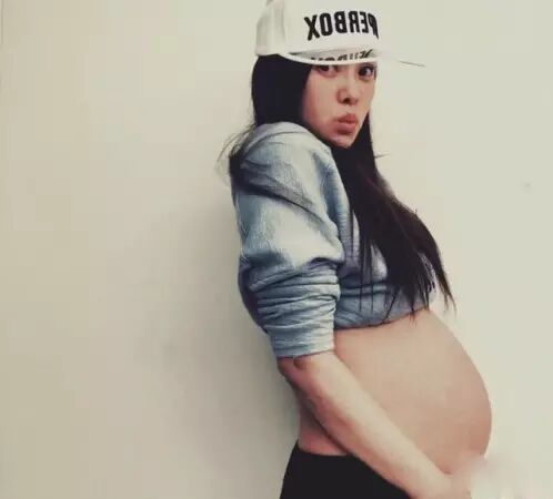 伊能静预产期将至 脚肿遭老公调侃像熊掌 孕晚期水肿该怎...