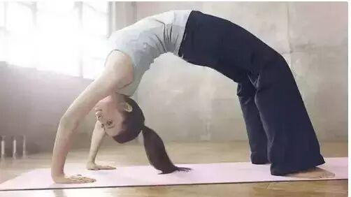 李冰冰穿比基尼在海边练什么瑜伽体式