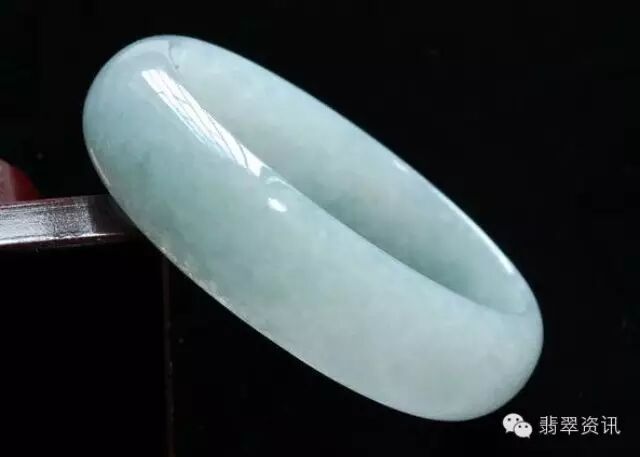 [翡翠资讯]刘晓庆也曾戴过的冰糯种翡翠介绍