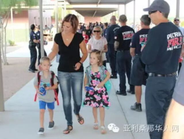 亚省某小学开学 近百名消防员列队欢迎俩姐弟 article cover image