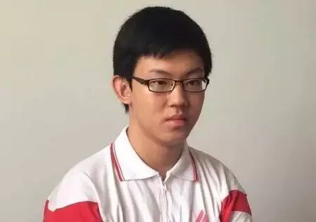 北京理科状元：周展，715分。兴趣广泛：喜欢京剧，爱成程派，练 过小提琴，四五年。