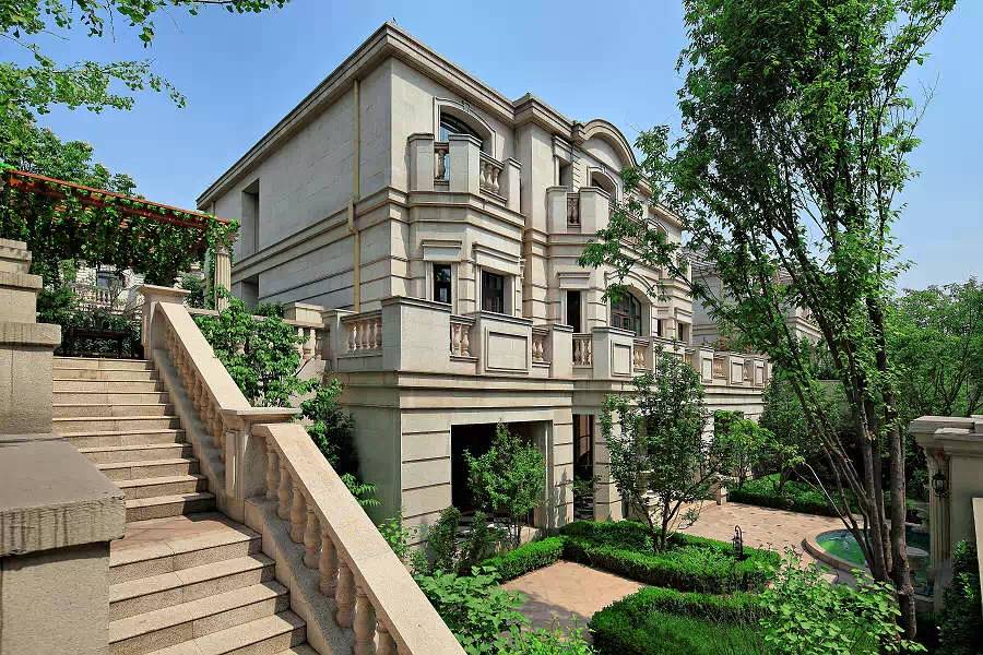 南湖壹号项目北临唐山市植物园,西畔南湖城市中央生态公园,自然景观