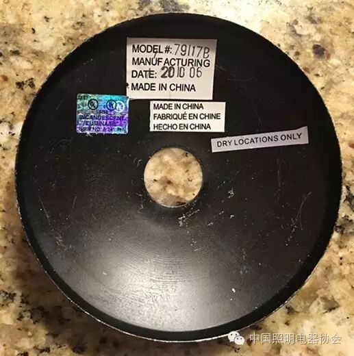 国产一款水晶吊灯因锌制吊环断裂坠落而在北美被召回