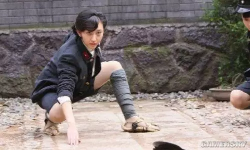 逗我?逗我也不笑..... 大河报