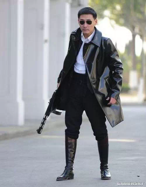 逗我?逗我也不笑..... 大河报