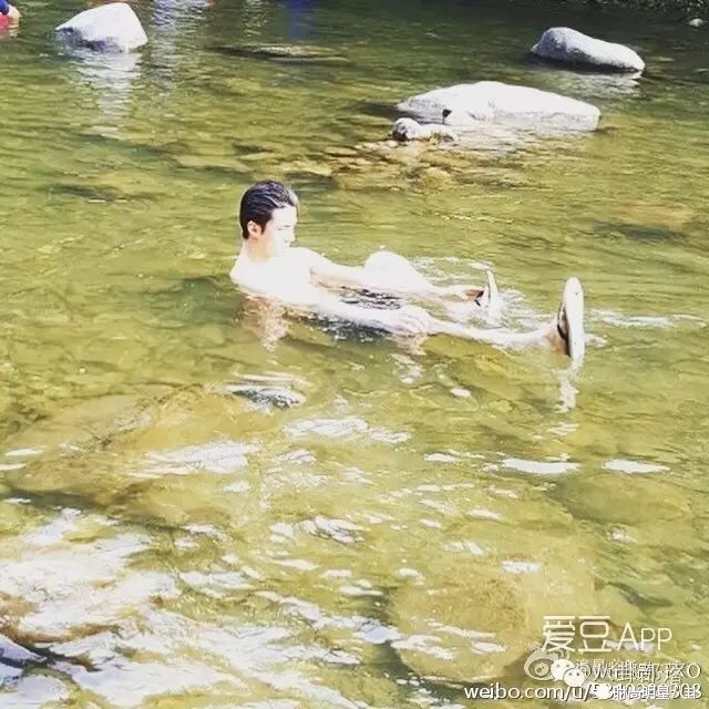 吴世勋长大了要搞事情!夏日戏水半裸湿身发福利