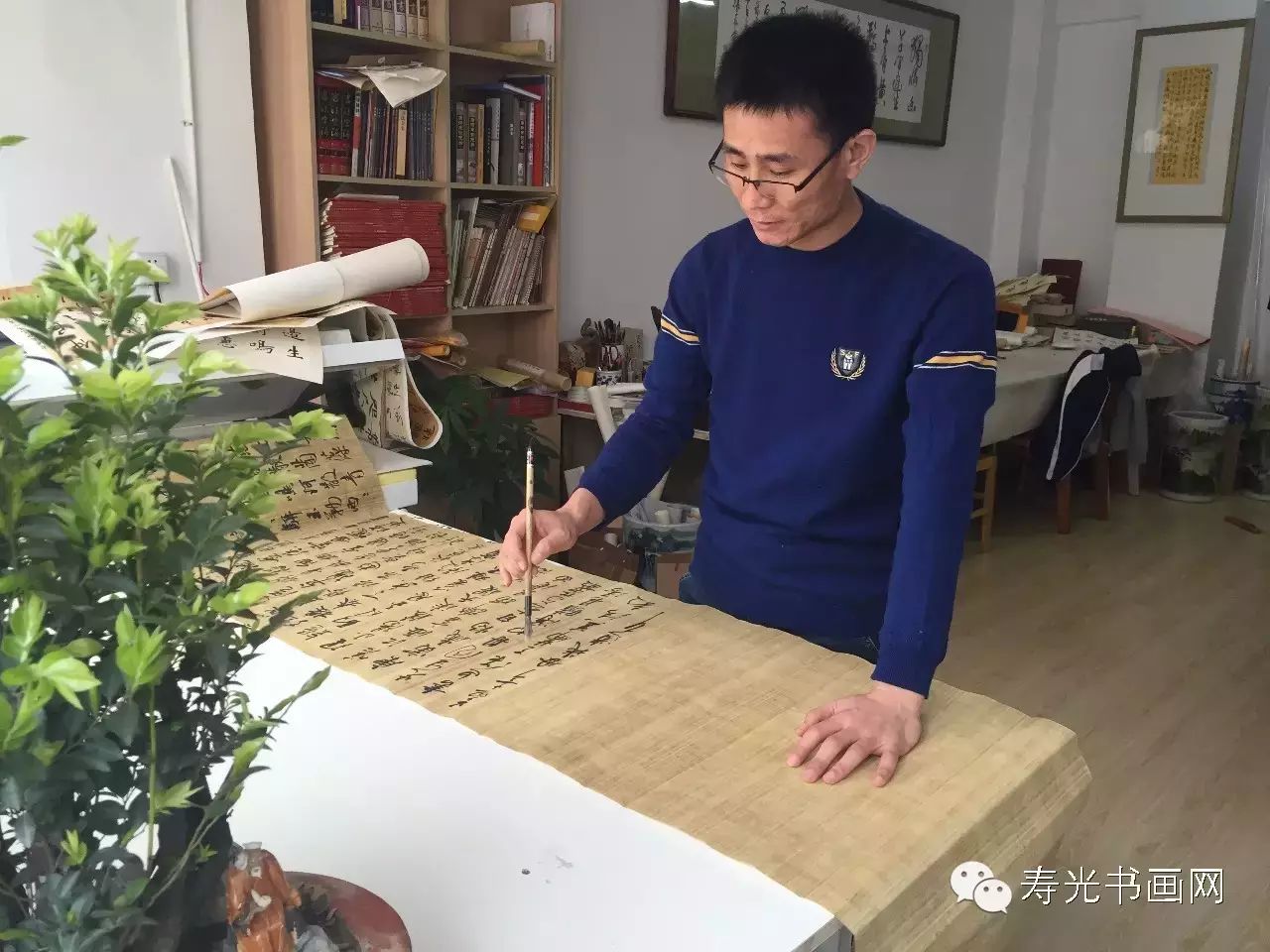 劲笔谱春秋笔墨育桃李专访寿光青年书画家杨洪明