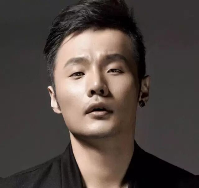 李荣浩现场演唱《笑忘书》唱出了别样滋味
