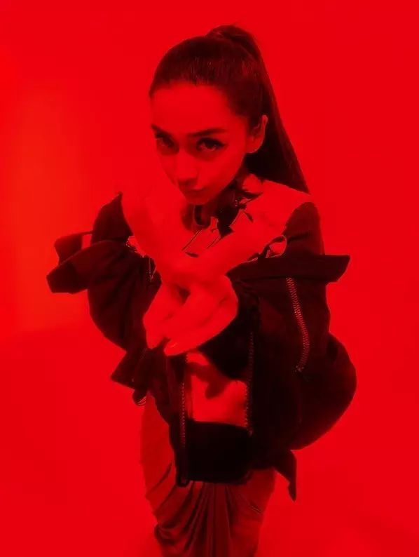 Angelababy:乖久了就酷一点