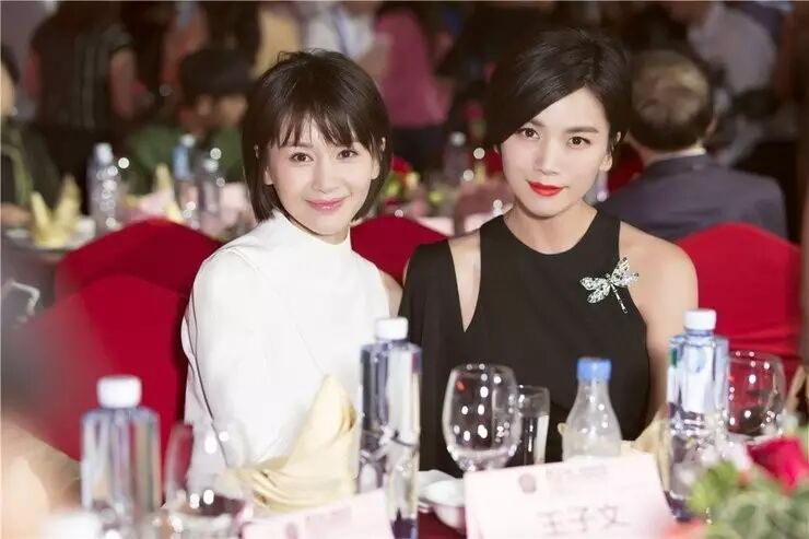 曹曦文烈焰红唇亮相华鼎奖 被誉气质女神