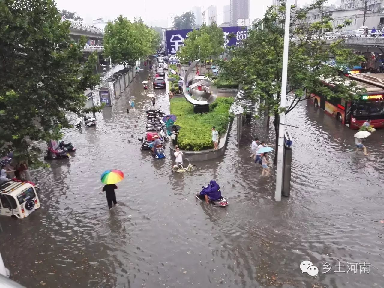 现场回放:19日18点02分,郑州暴雨后的河医立交