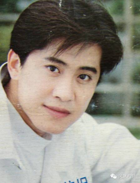 1993年春晚,毛宁深情款款演唱了一曲《涛声依旧》,从此红遍大江南北