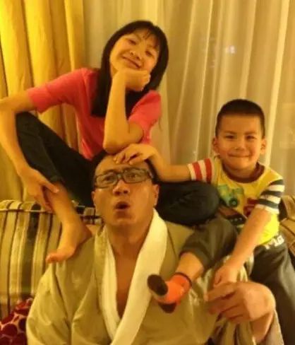 儿子康康与姐姐九儿的感情非常好,这也让胡军相当欣慰,"弟弟非常黏他