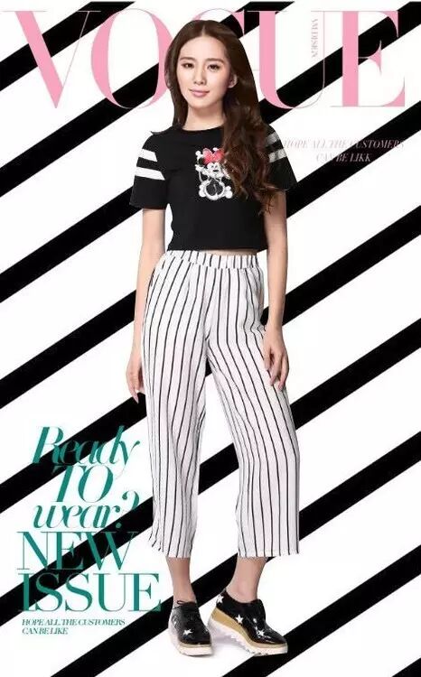 刘诗诗米奇黑色T恤+条纹阔腿裤