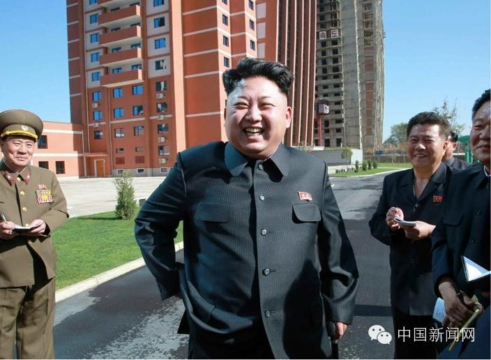 金正恩时隔几天再露面 拄手杖视察46层公寓