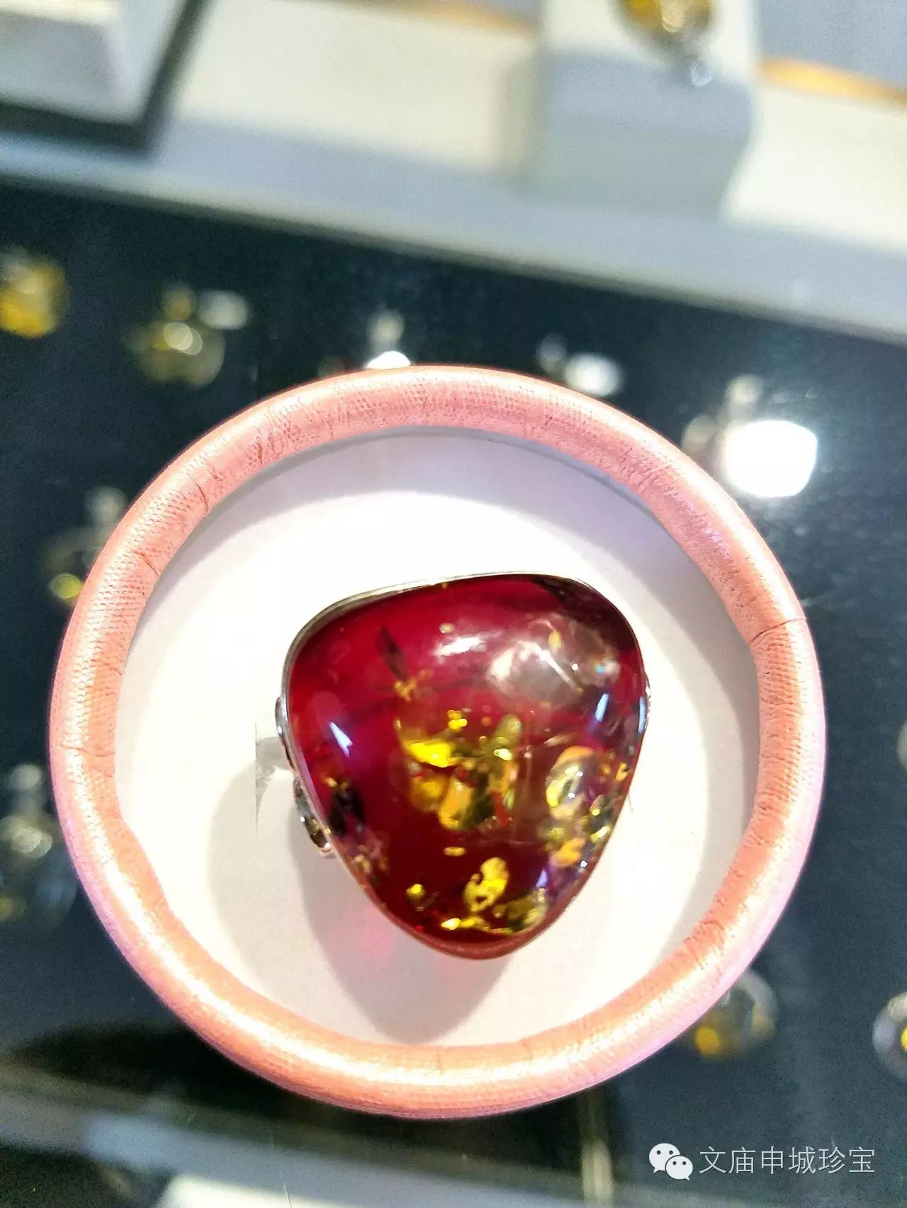 刘晓庆的藏品又增值,看完才知道自己戴的那些哪叫蜜蜡?