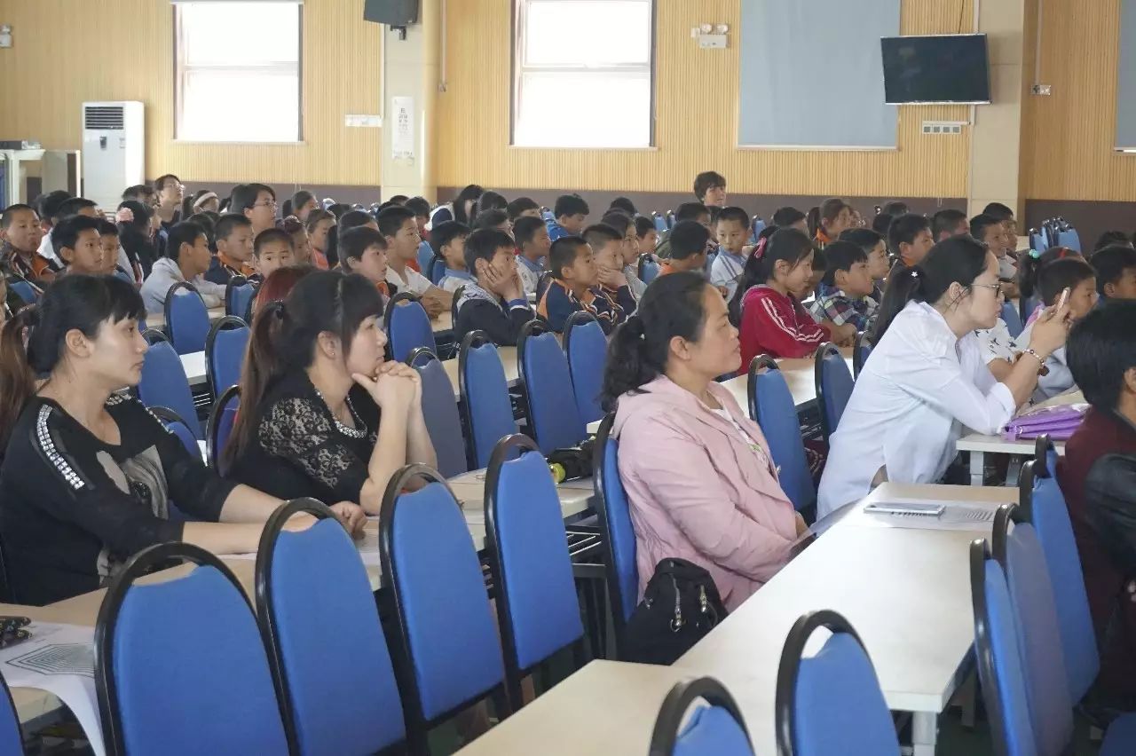 中韩学生,西韩成员,东韩小小学委小学与中韩学家一个班的小学共200小学生英语用图片