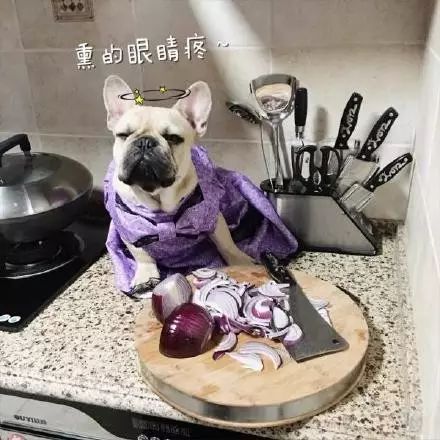 在切洋葱时先把洋葱放在水中浸泡