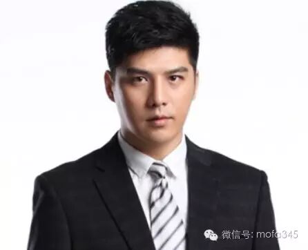 这款干净利落的短发最适合在职场拼搏的男士了,成熟稳重还不失青春