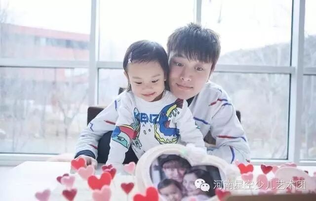 学学贾乃亮、李小璐,你也可以拥有一个“小甜馨”