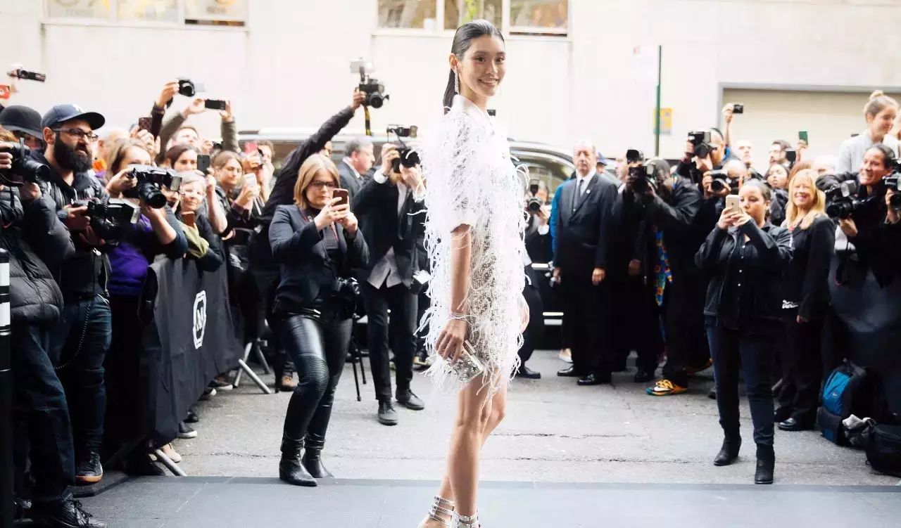 奚梦瑶出席Met Ball   完美演绎科技感时装