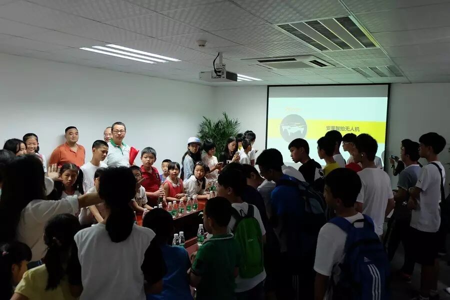 “廣外外?？萍夹?rdquo;走進安果無人機 