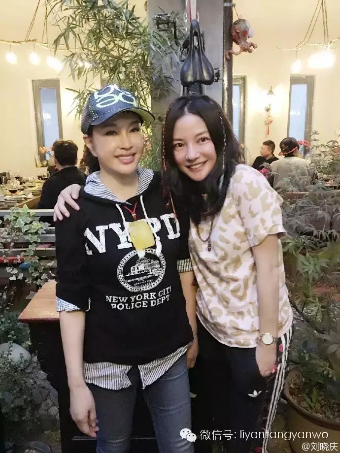 赵薇合影刘晓庆 梳彩色小辫样子可爱