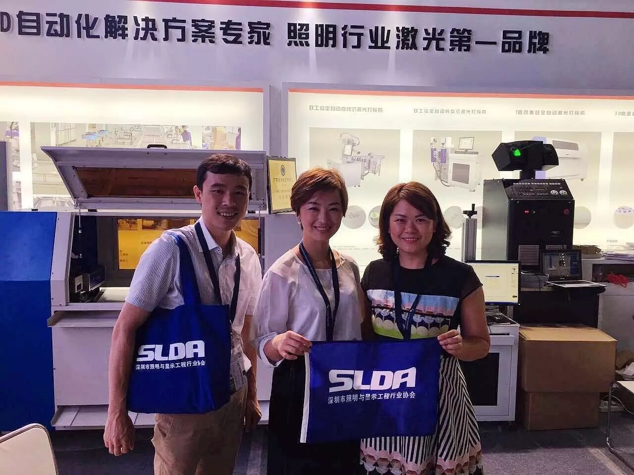 光亚展9.2号馆A63 美女加机器人组合这个展位人气爆棚！