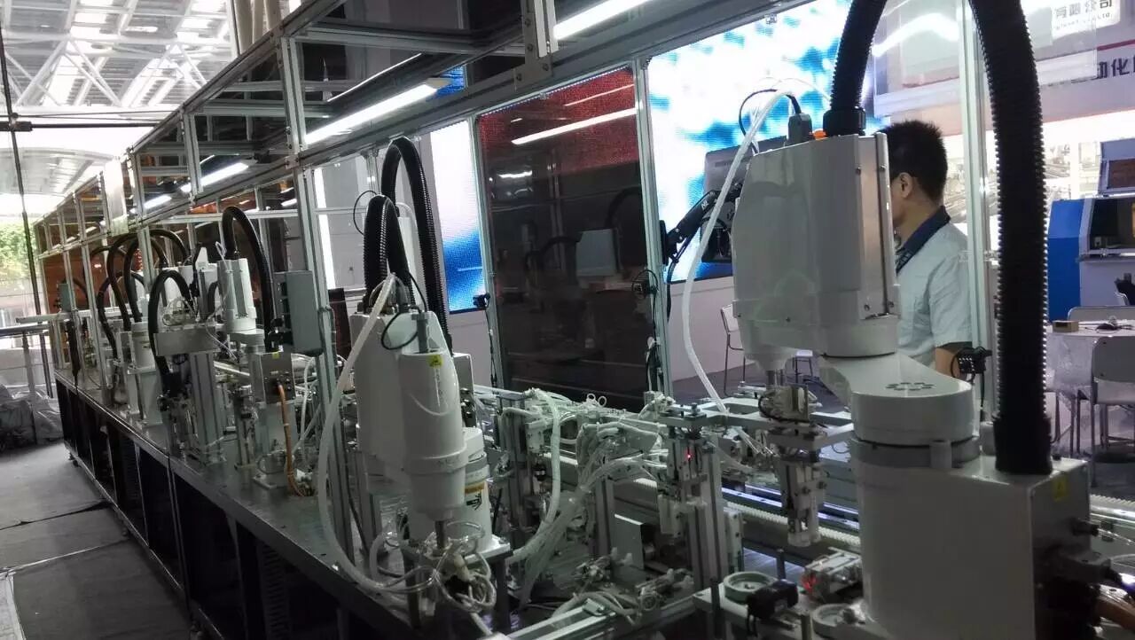 光亚展9.2号馆A63 美女加机器人组合这个展位人气爆棚！