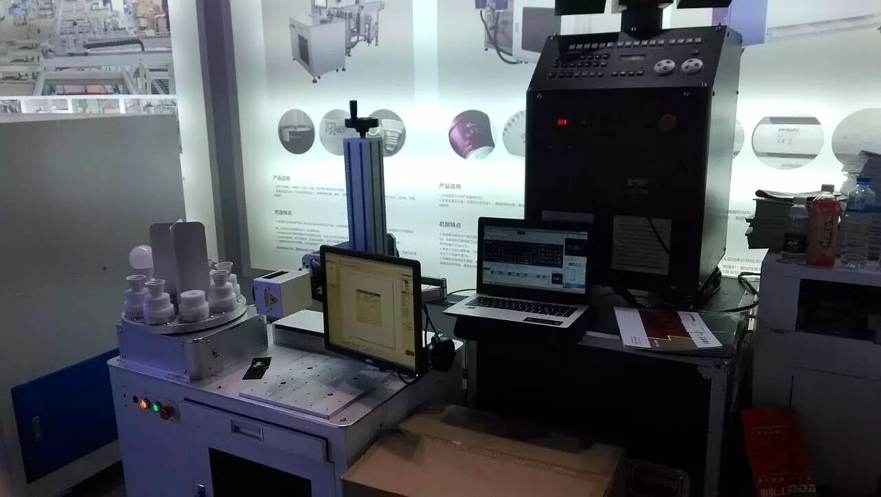 光亚展9.2号馆A63 美女加机器人组合这个展位人气爆棚！