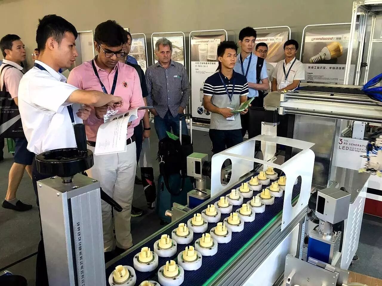 光亚展9.2号馆A63 美女加机器人组合这个展位人气爆棚！