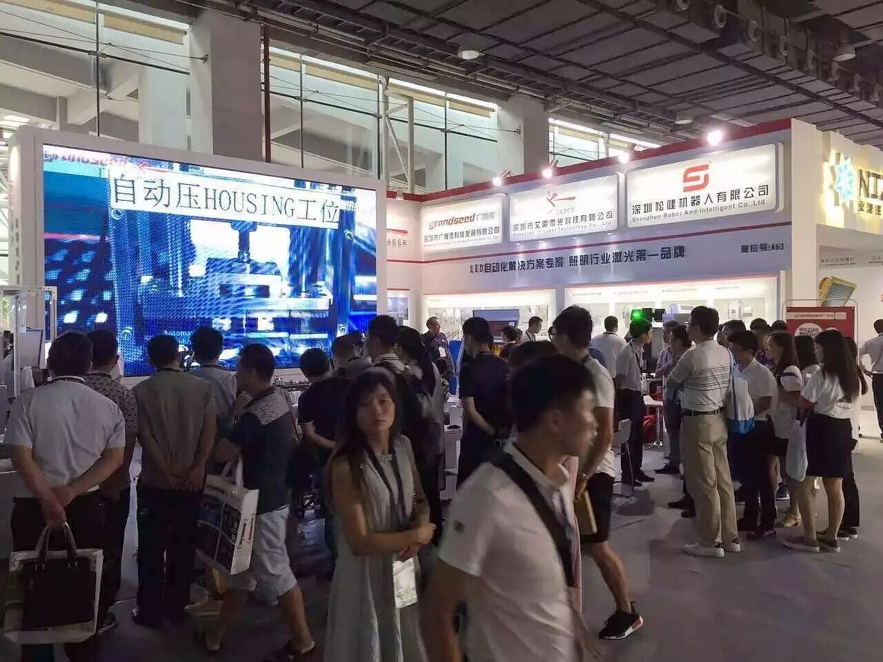 光亚展9.2号馆A63 美女加机器人组合这个展位人气爆棚！