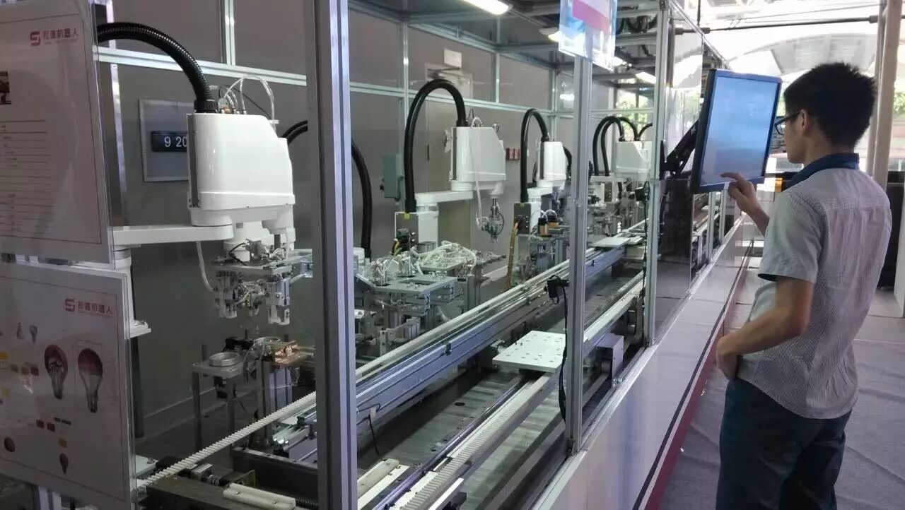 光亚展9.2号馆A63 美女加机器人组合这个展位人气爆棚！