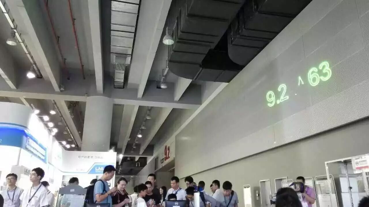 光亚展9.2号馆A63 美女加机器人组合这个展位人气爆棚！