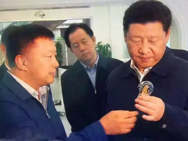 不知道为什么，习书记就是想给这个灯打个广告