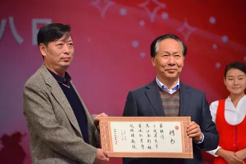 于晓洋教授师生见面会暨江南影视艺术学院受聘仪式在彩虹剧院举行 于晓洋教授师生见面会暨江南影视艺术学院受聘仪式在彩虹剧院举行