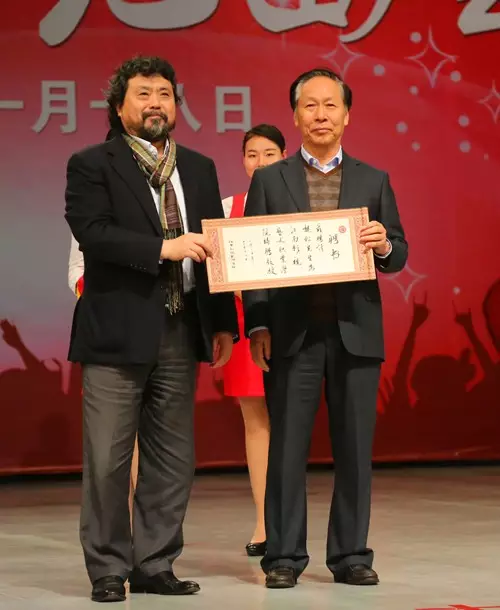 于晓洋教授师生见面会暨江南影视艺术学院受聘仪式在彩虹剧院举行 于晓洋教授师生见面会暨江南影视艺术学院受聘仪式在彩虹剧院举行
