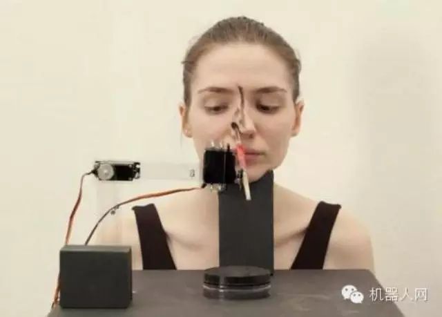 让机器人帮你化妆,你敢上街吗?(震撼视频)