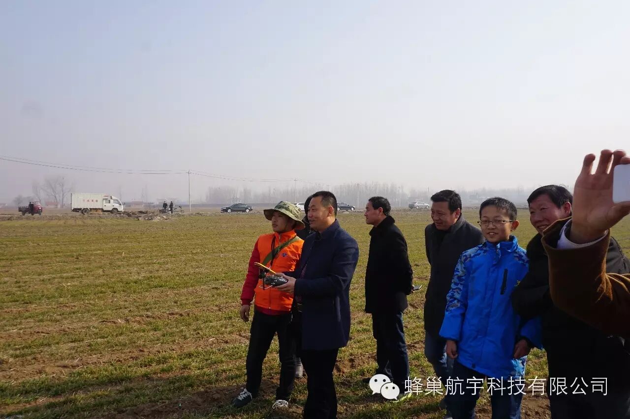蜂巢無(wú)人機(jī)植保作業(yè)演示 