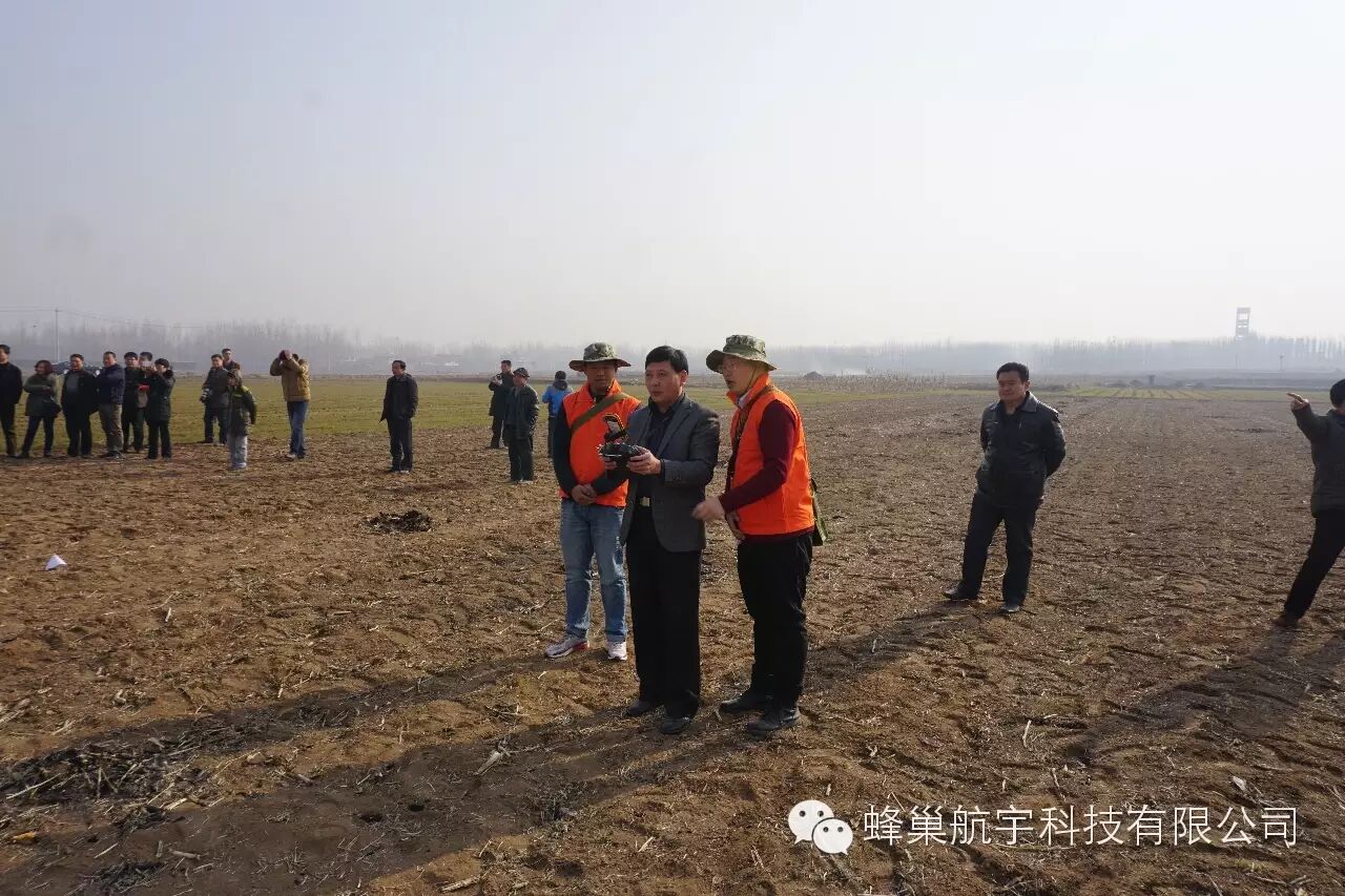 蜂巢無(wú)人機(jī)植保作業(yè)演示 
