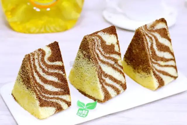 好看又好吃的，让你一眼就爱上的——斑马纹蛋糕卷